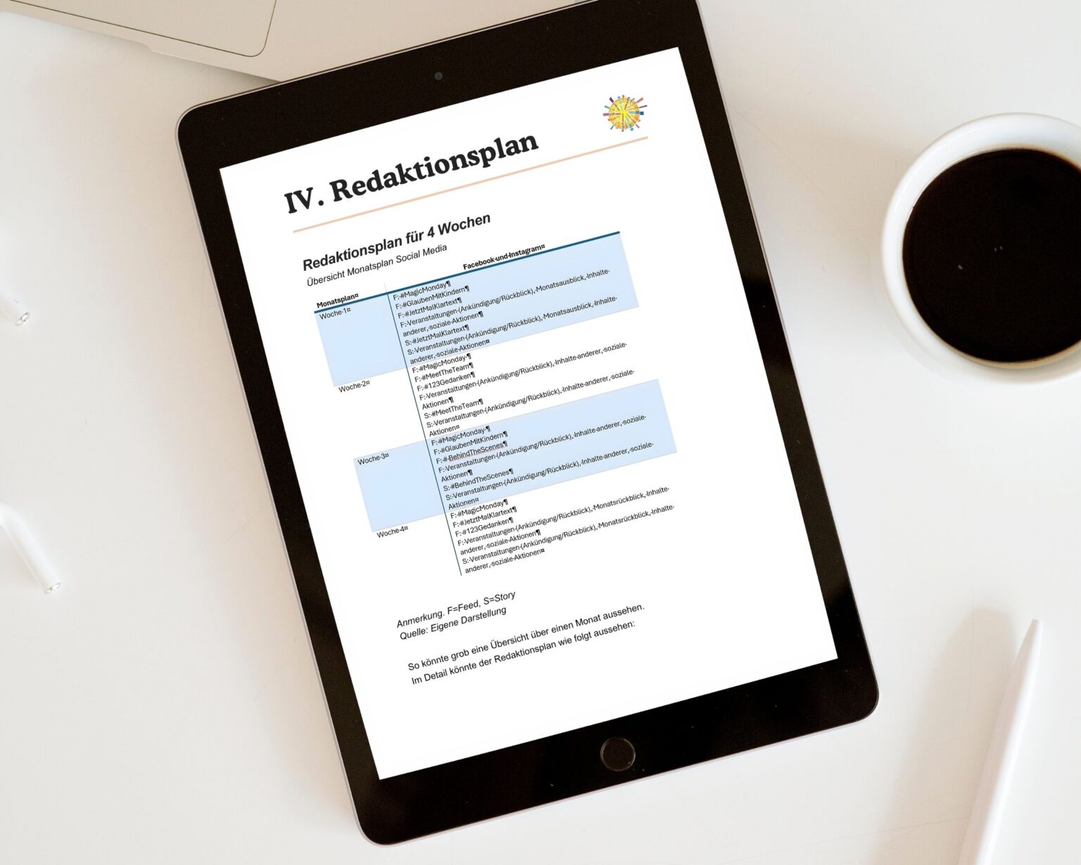 Digitaler Redaktionsplan für Social Media auf einem Tablet – Beispiel eines strukturierten 4-Wochen-Plans für kirchliche und kulturelle Kommunikation, erstellt von Nina Hreus-Fröhlich.