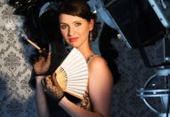 Kreatives Porträtshooting im Vintage-Stil – elegante Darstellung mit Fächer und Retro-Accessoires als Symbol für künstlerischen Ausdruck.