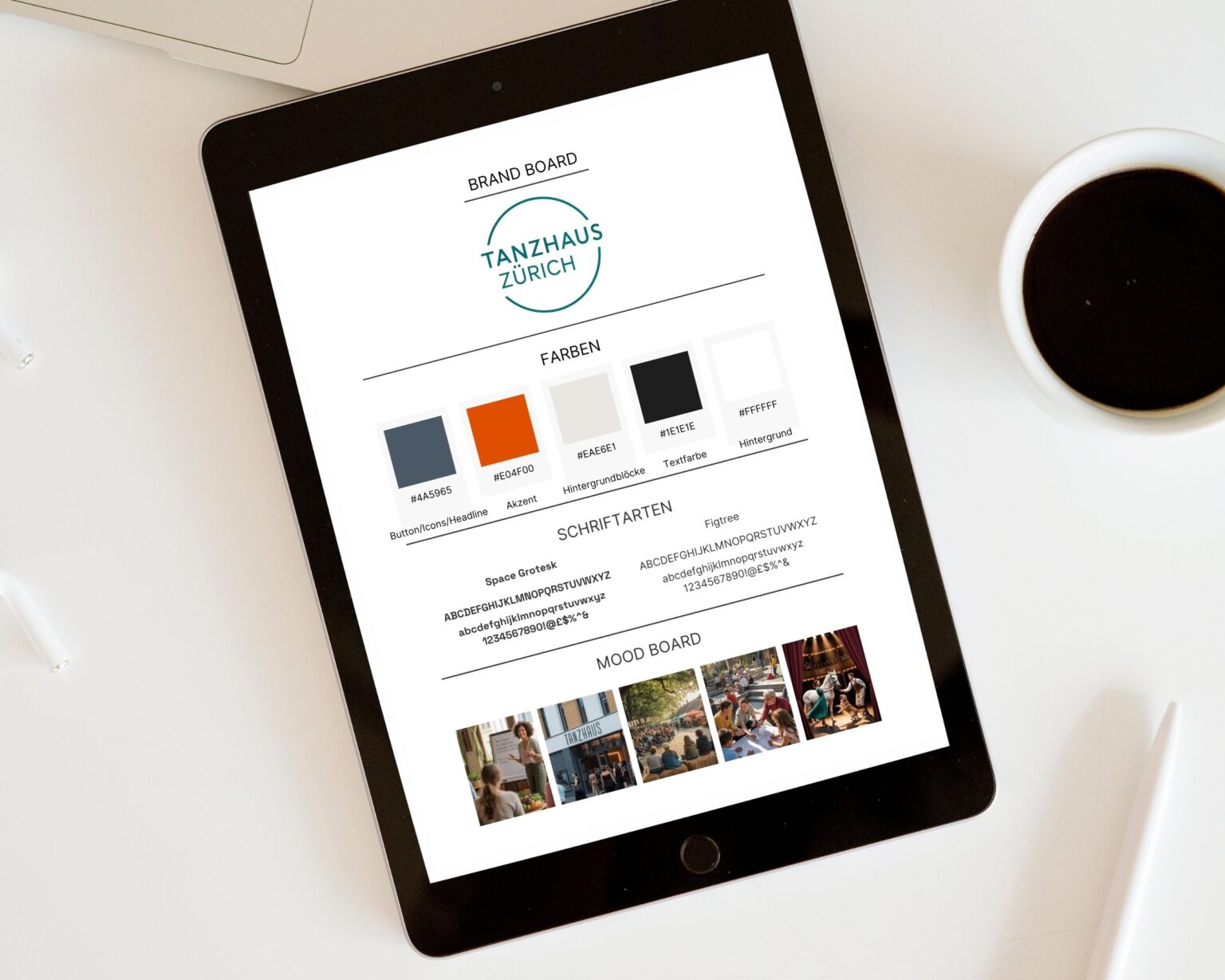 Ein Tablet liegt auf einem weißen Schreibtisch neben einer Tasse Kaffee und einem Stift. Auf dem Bildschirm ist ein Brand Board für das Tanzhaus Zürich zu sehen – mit Logo, Farbpalette, Schriftarten und einem Moodboard mit Fotos. Das Design wirkt klar, professionell und modern.